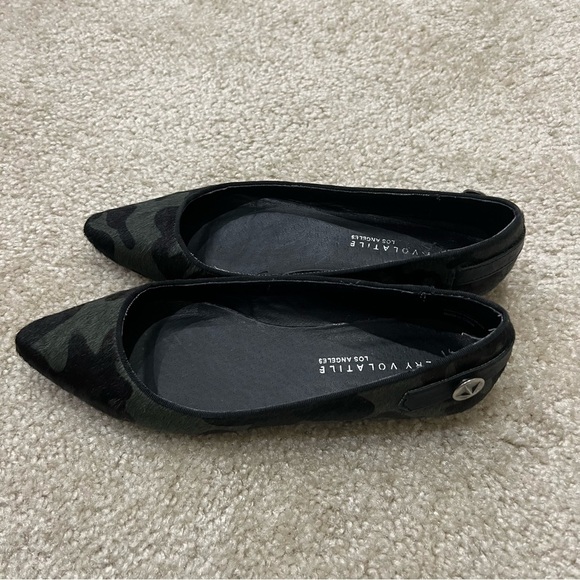 VERY VOLATILE Los Angeles SKYE Camo Flats Shoes Leather Brushed Hair Womens 8, - Picture 12 of 15